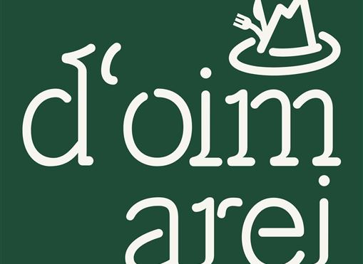 Ein einfaches Logo mit dem Schriftzug „d' oim arei“ auf grünem Hintergrund. Es zeigt eine stilisierte Gabel und eine Schale.