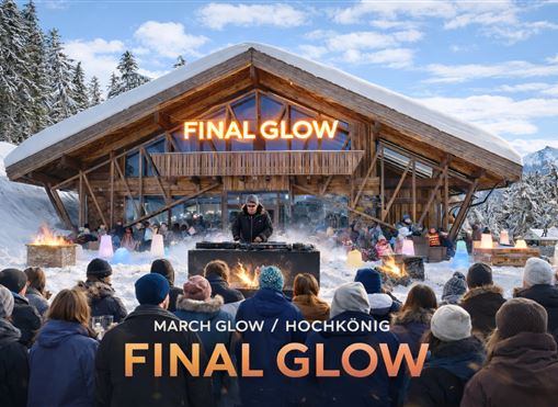 Eine lebhafte Veranstaltung im Schnee mit einem DJ, der vor einer Gruppe von Menschen auflegt. Im Hintergrund steht ein modernes Gebäude in einer winterlichen Landschaft.