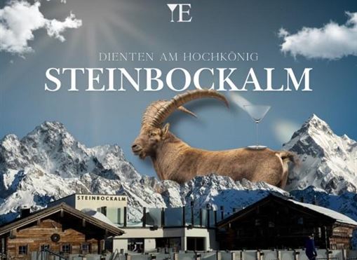 Ein beeindruckendes Bergpanorama mit dem Schriftzug „Steinbockalm“. Im Vordergrund steht eine Alm und eine Steinbockfigur, die einen Cocktail hält.